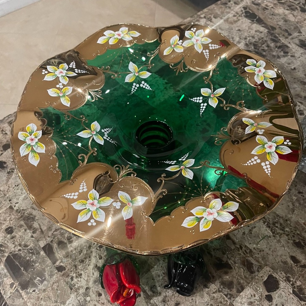 It’s nice Royal cake vase it’s like new